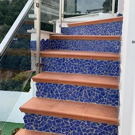 Santoro - De Vivo Realty 아파트